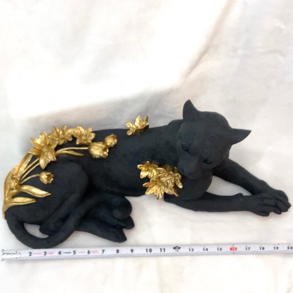 Black Resin Leopard Sculpture/Statue With Gold Roses and Flowers - Picture 8 of 16
